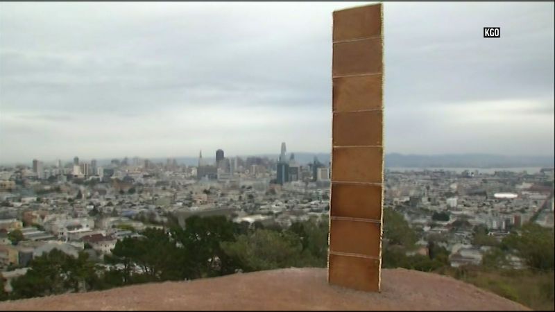 V San Francisku se objevila socha z perníku připomínající záhadný monolit